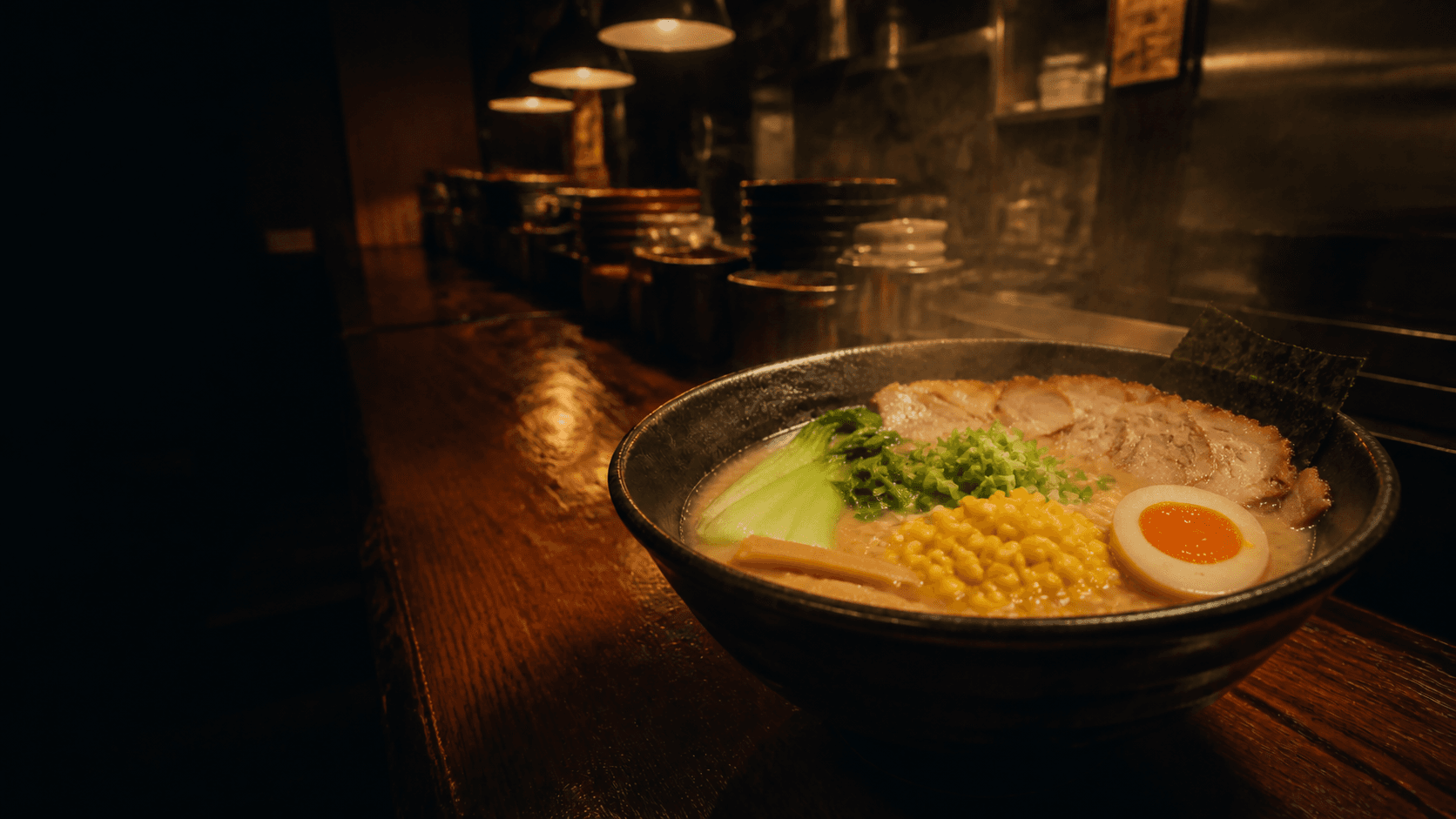 Bol de ramen de miso humeante sobre la barra de Fuji Ramen